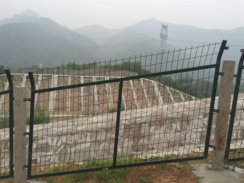 铁路护栏