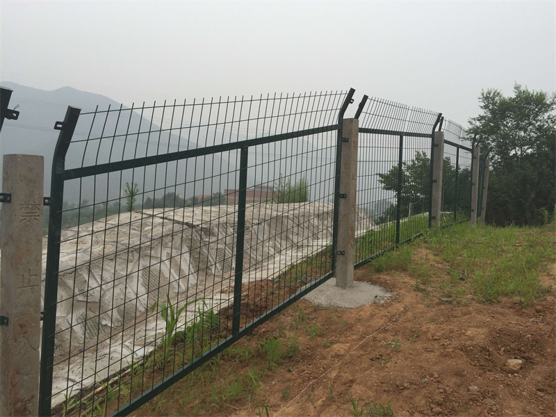 铁路护栏